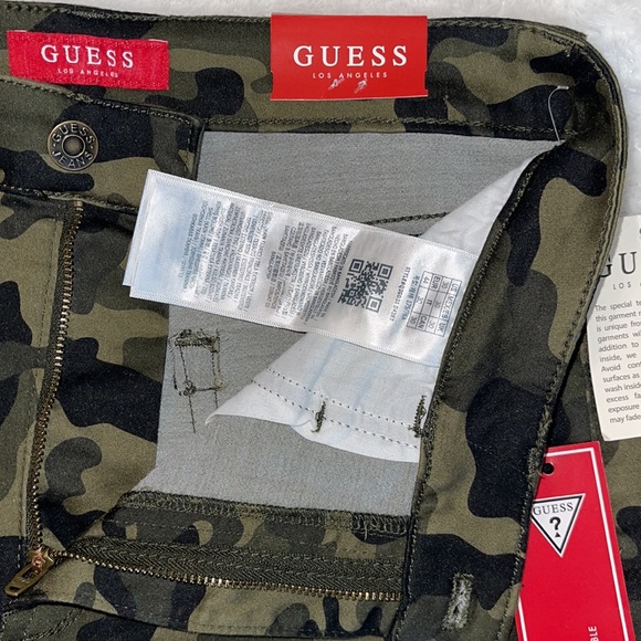 GUESS Short - Picture 2 of 5